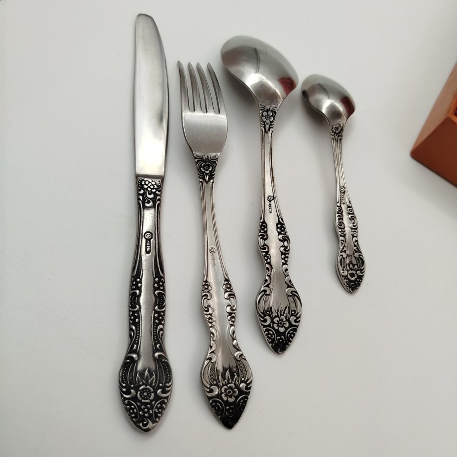 Комплект столовый "Новинка" на 6 персон (23 предмета) в оригинальной коробке, сталь, Павловский завод художественных металлоизделий им. С.М. Кирова, СССР, 1970-1990 гг.