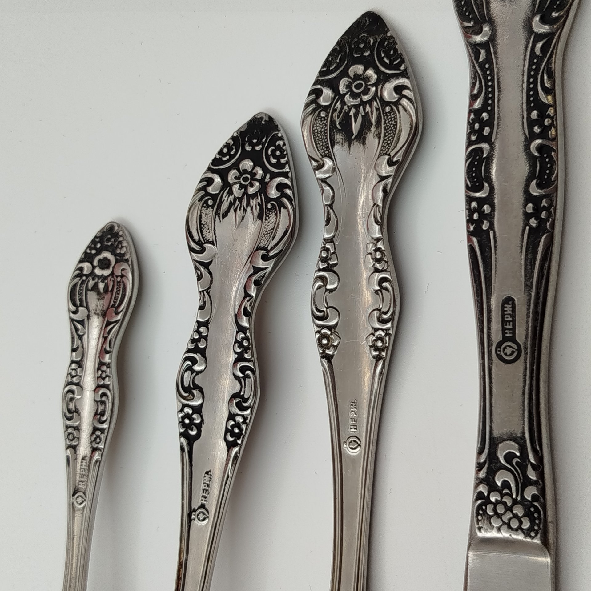 Комплект столовый "Новинка" на 6 персон (23 предмета) в оригинальной коробке, сталь, Павловский завод художественных металлоизделий им. С.М. Кирова, СССР, 1970-1990 гг.