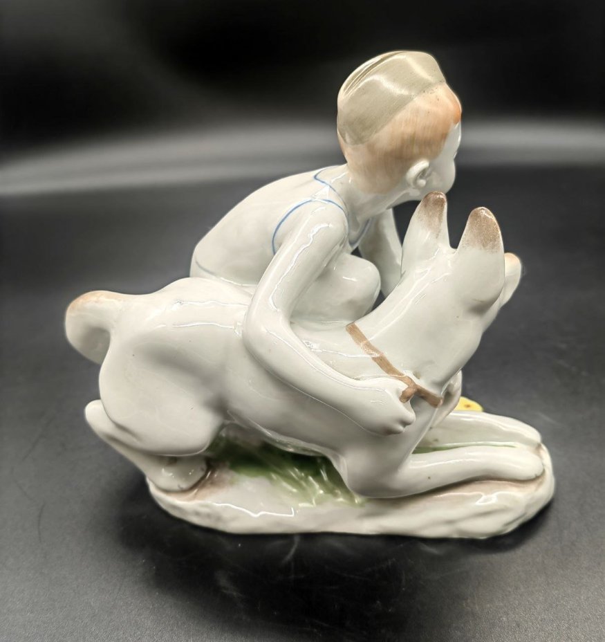 Статуэтка "Юный пограничник с собакой", скульптор Г.С. Столбова, Ленинградский фарфоровый завод (ЛФЗ)