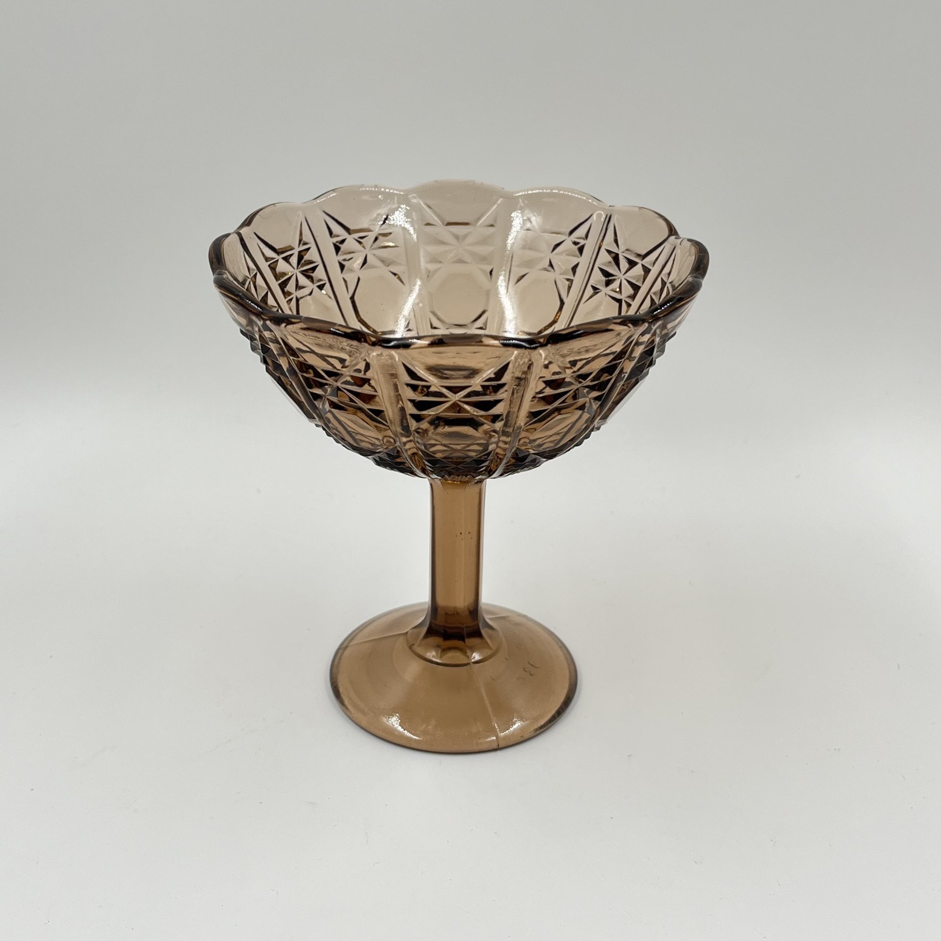 Конфетница на ножке с геометрическим декором, цветное стекло, СССР, 1980-1990 гг.