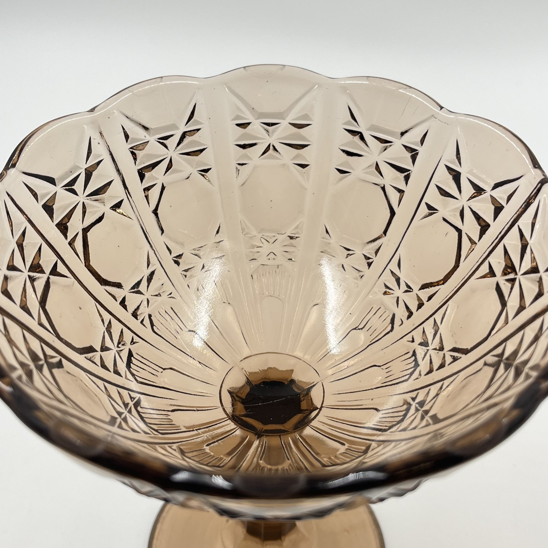 Конфетница на ножке с геометрическим декором, цветное стекло, СССР, 1980-1990 гг.