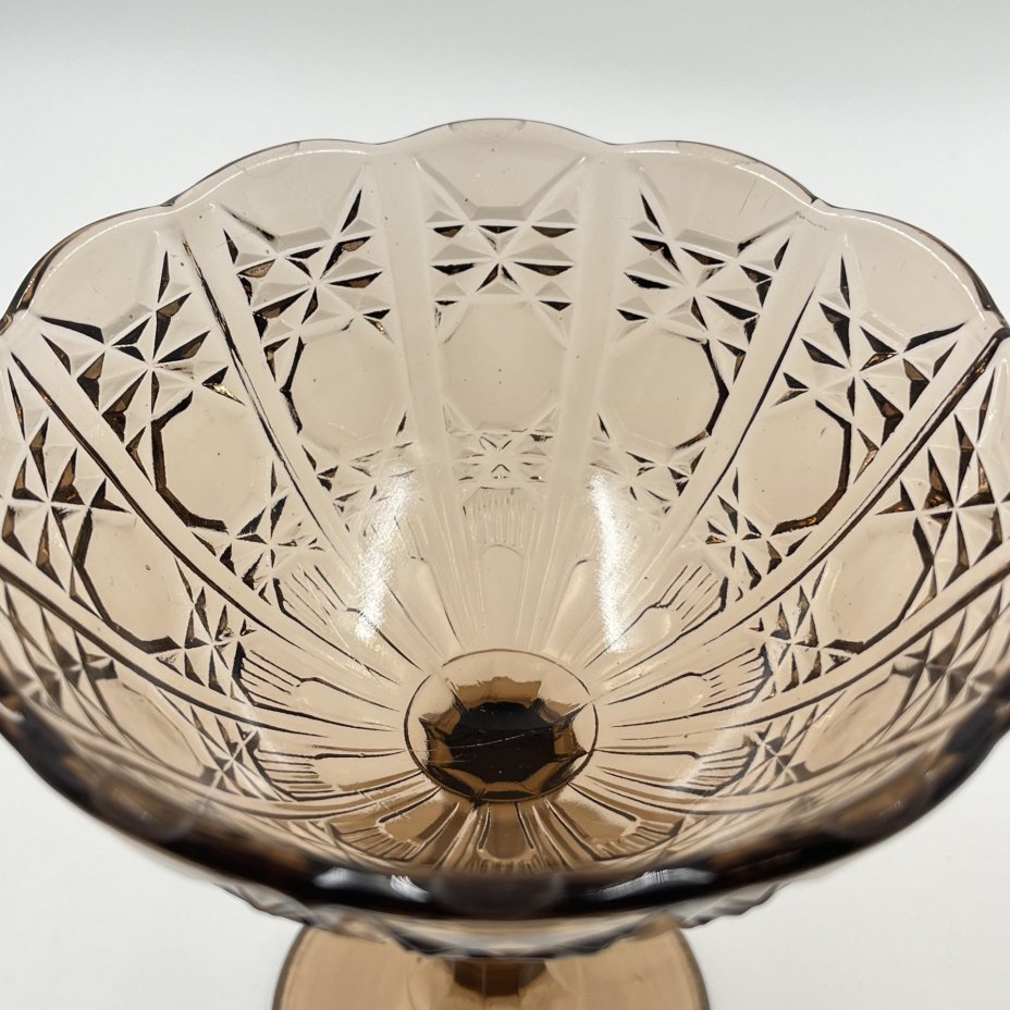 Конфетница на ножке с геометрическим декором, цветное стекло, СССР, 1980-1990 гг.