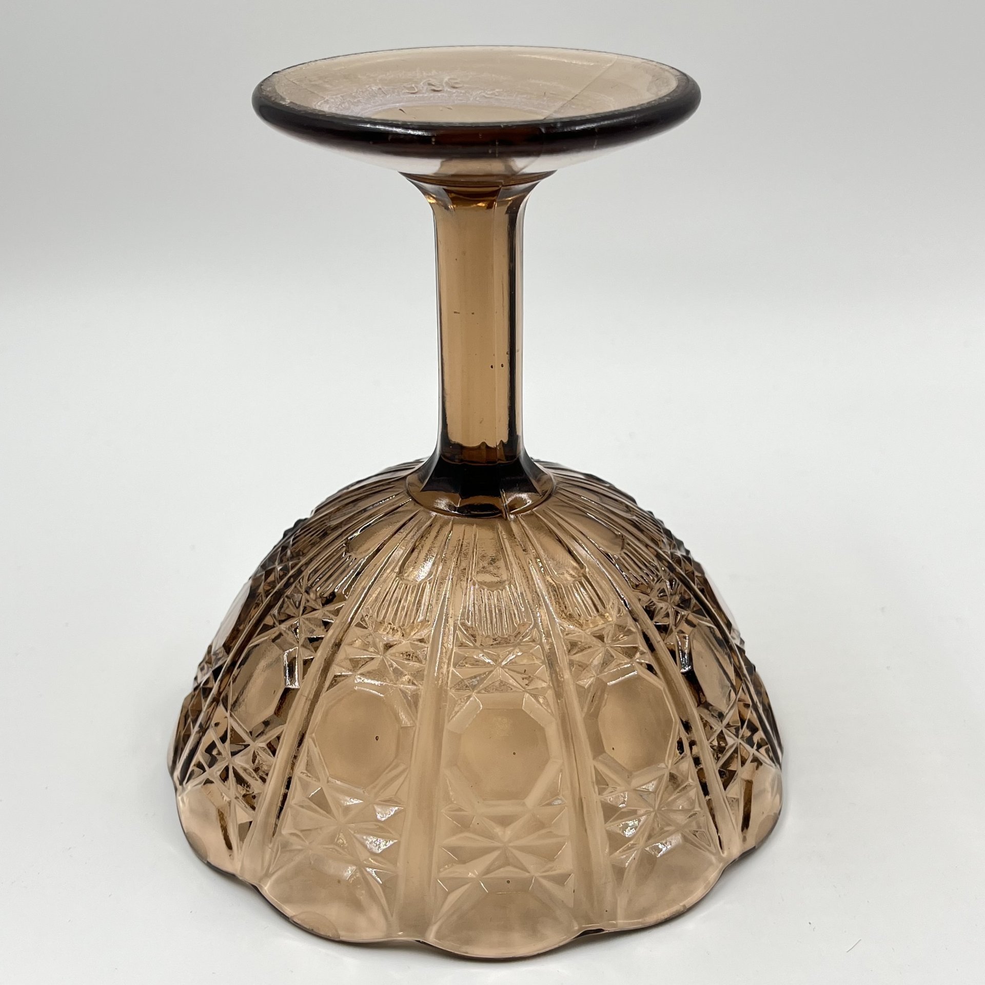 Конфетница на ножке с геометрическим декором, цветное стекло, СССР, 1980-1990 гг.