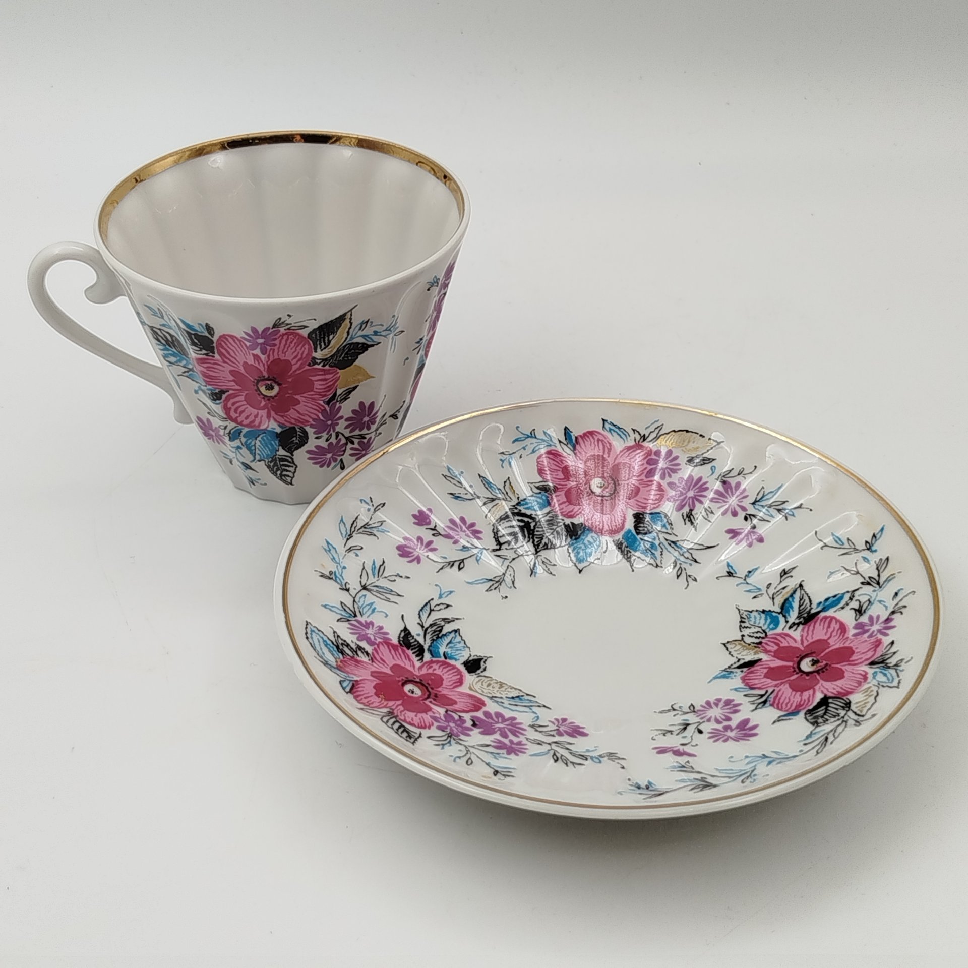 Чайная пара в подборе  (блюдце "Ситец", чашка "Март"), форма "Лучистая", автор формы Н.П. Славина