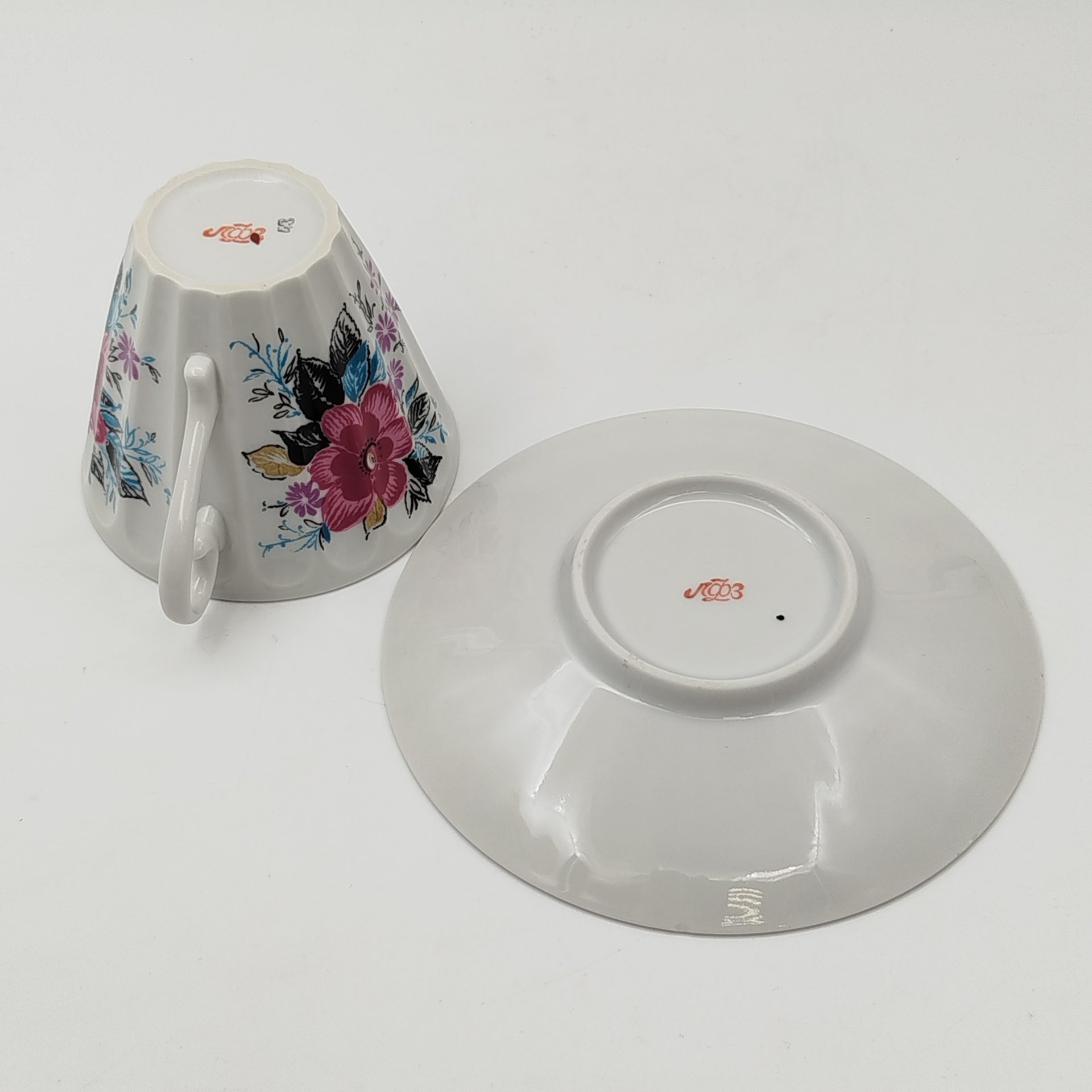 Чайная пара в подборе  (блюдце "Ситец", чашка "Март"), форма "Лучистая", автор формы Н.П. Славина