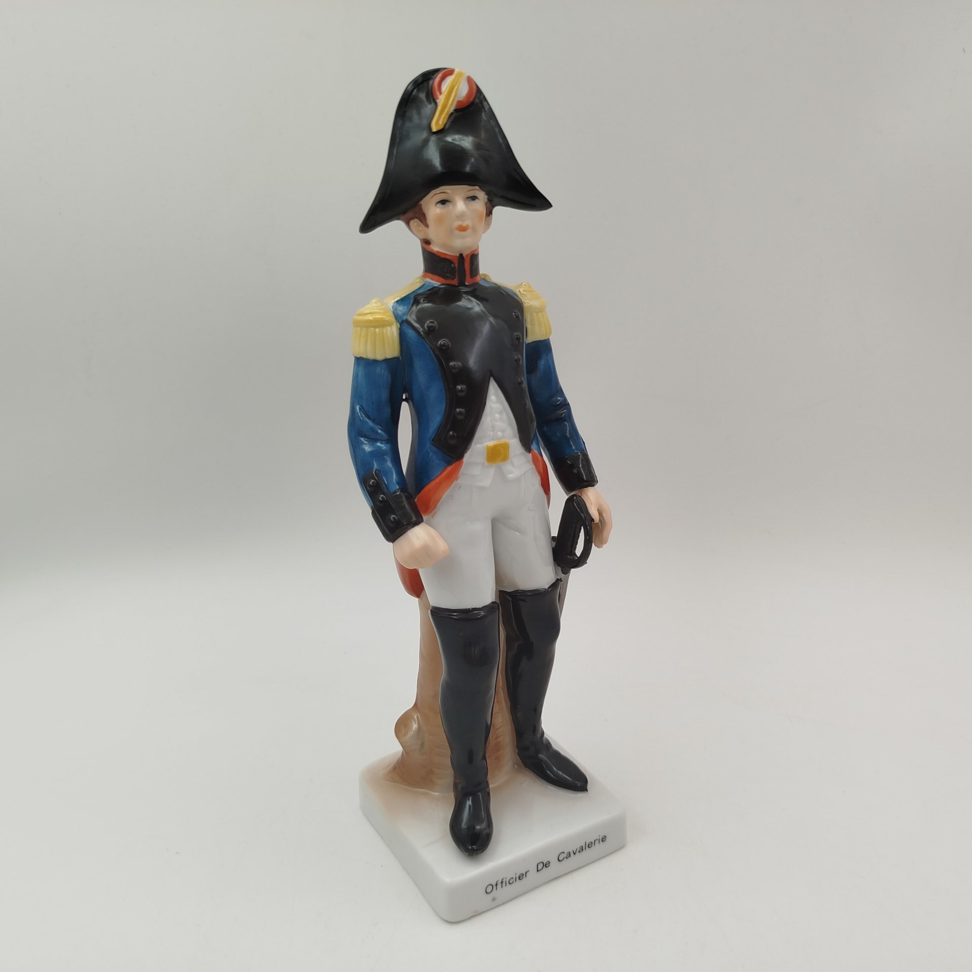 Статуэтка "Офицер кавалерии" ("Officier De Cavalerie") из серии "Армия Наполеона", фарфор, роспись, Западная Европа, 1960-1990 гг.