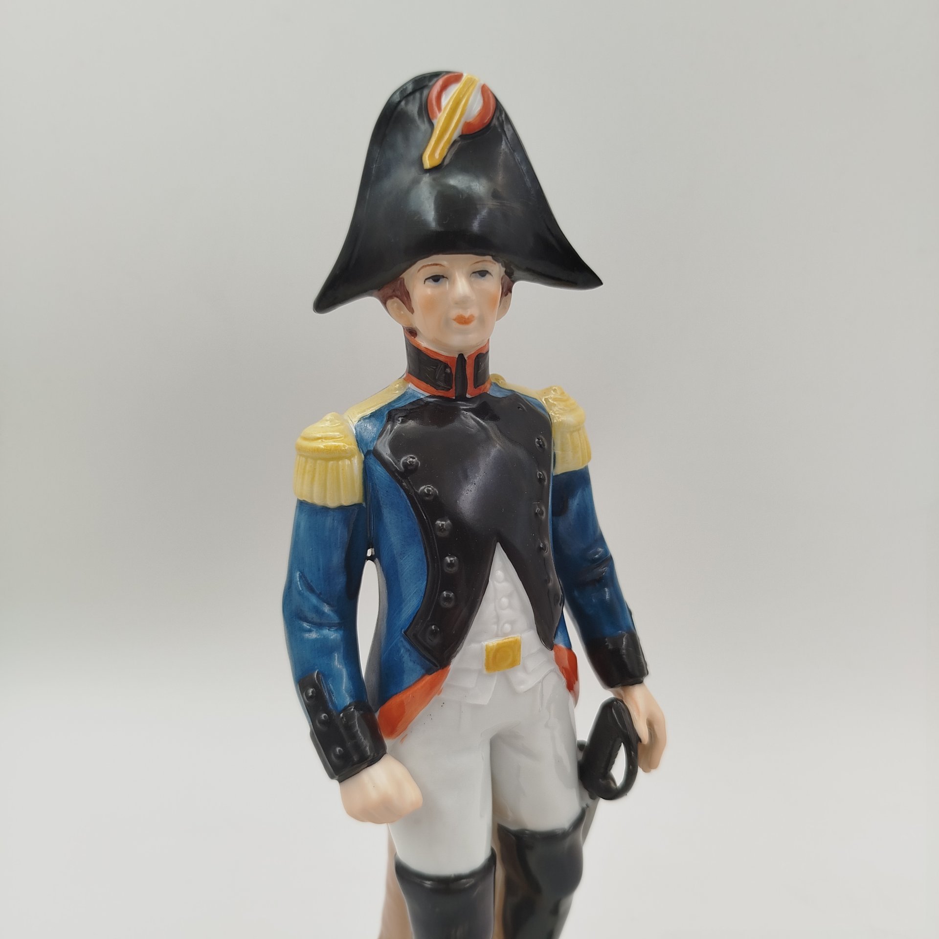 Статуэтка "Офицер кавалерии" ("Officier De Cavalerie") из серии "Армия Наполеона", фарфор, роспись, Западная Европа, 1960-1990 гг.