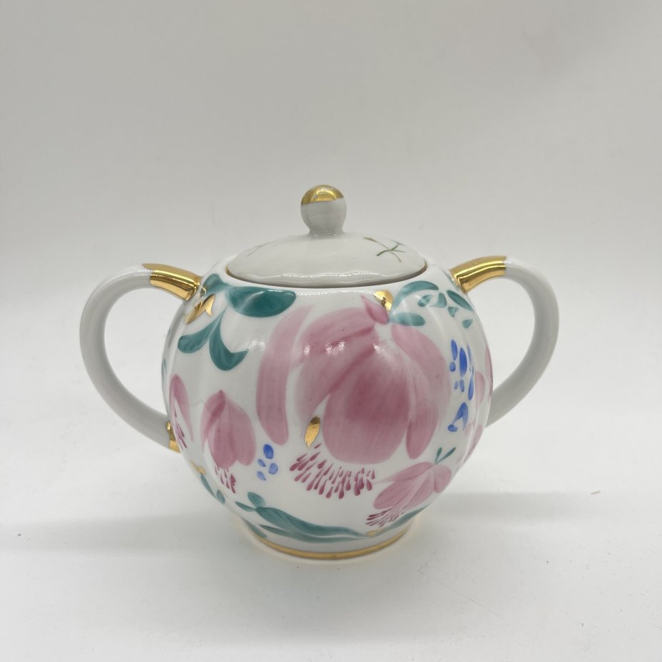 Сахарница с расписным цветочным декором (крышка в подборе!), автор формы "Тюльпан" С.Е. Яковлева, автор рисунка Л.И. Григорьева, фарфор, роспись, Ленинградский фарфоровый завод (ЛФЗ), СССР, 1970-1990 гг.