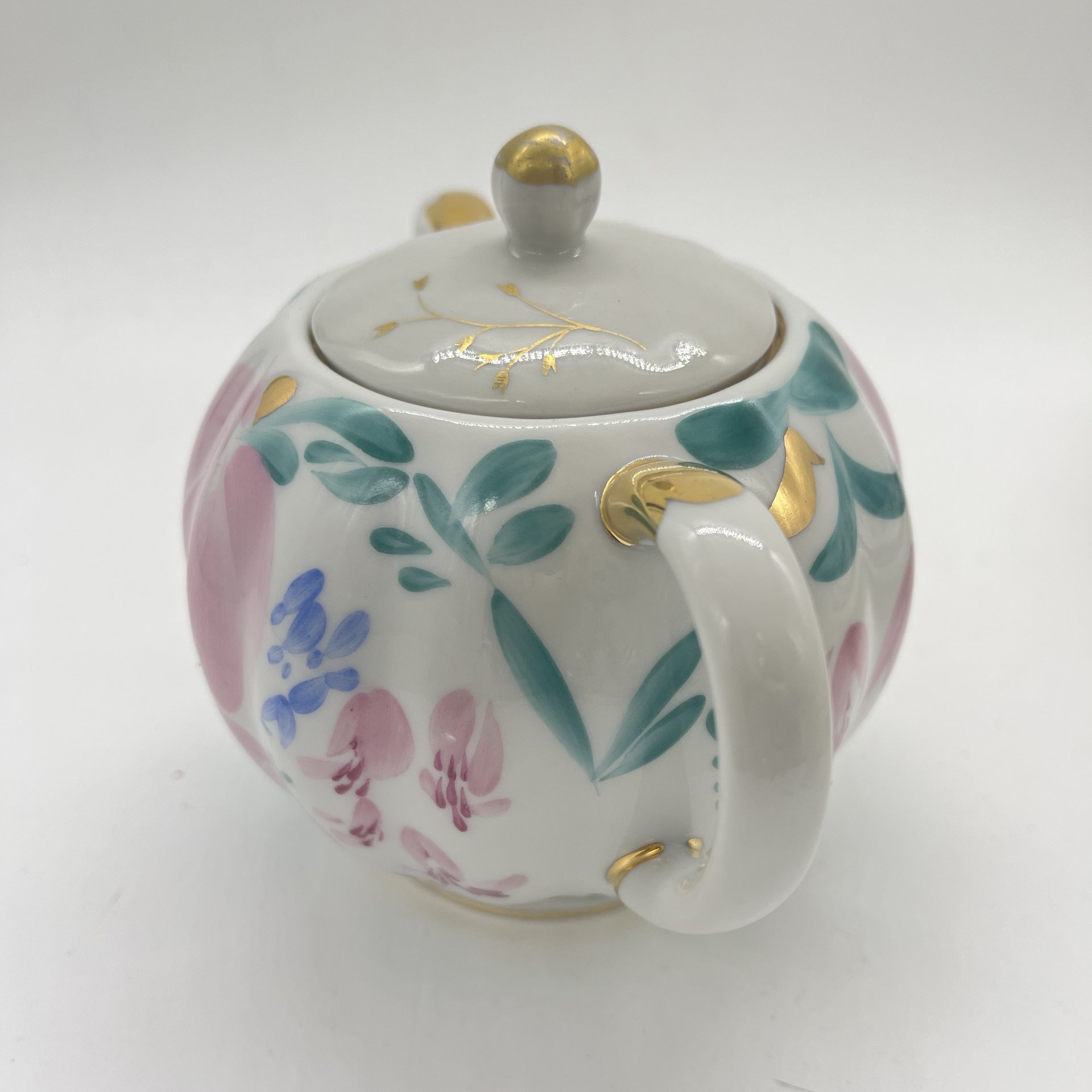 Сахарница с расписным цветочным декором (крышка в подборе!), автор формы "Тюльпан" С.Е. Яковлева, автор рисунка Л.И. Григорьева, фарфор, роспись, Ленинградский фарфоровый завод (ЛФЗ), СССР, 1970-1990 гг.