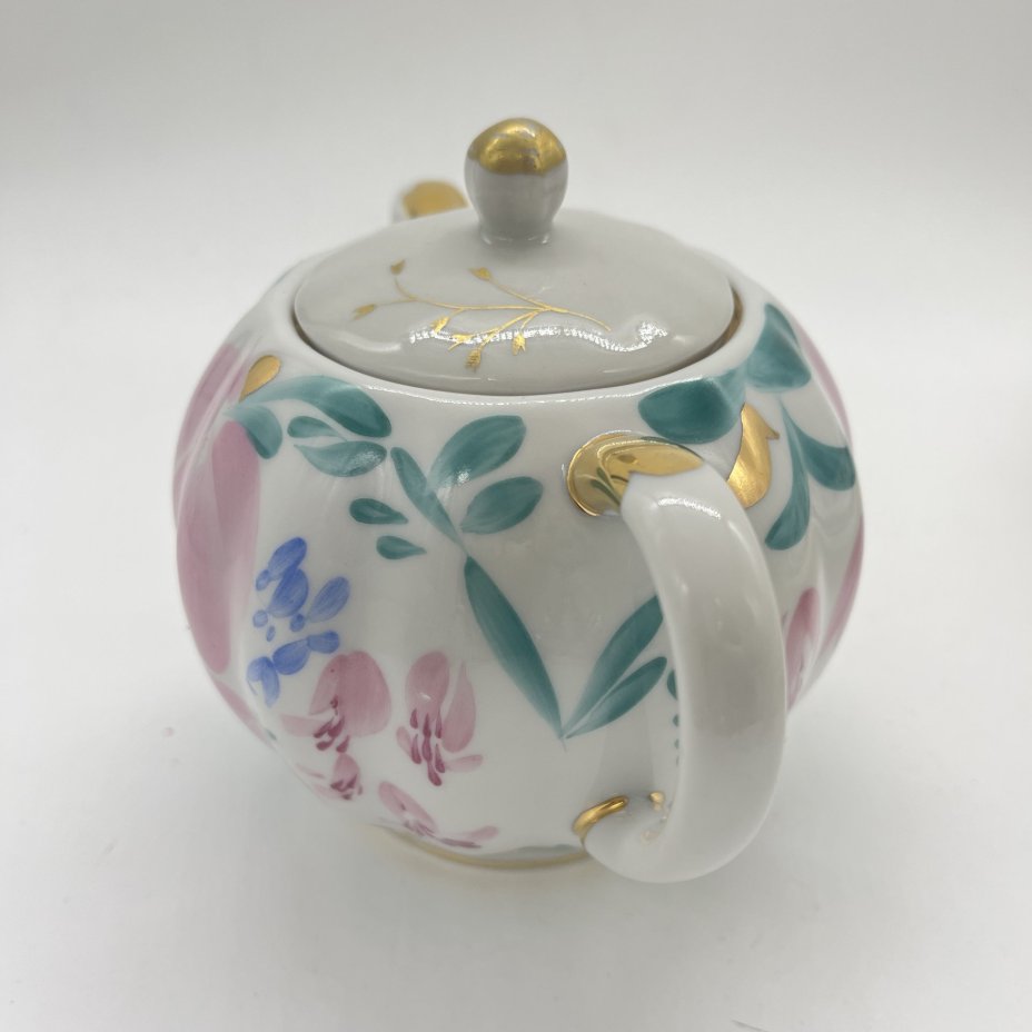 Сахарница с расписным цветочным декором (крышка в подборе!), автор формы "Тюльпан" С.Е. Яковлева, автор рисунка Л.И. Григорьева, фарфор, роспись, Ленинградский фарфоровый завод (ЛФЗ), СССР, 1970-1990 гг.