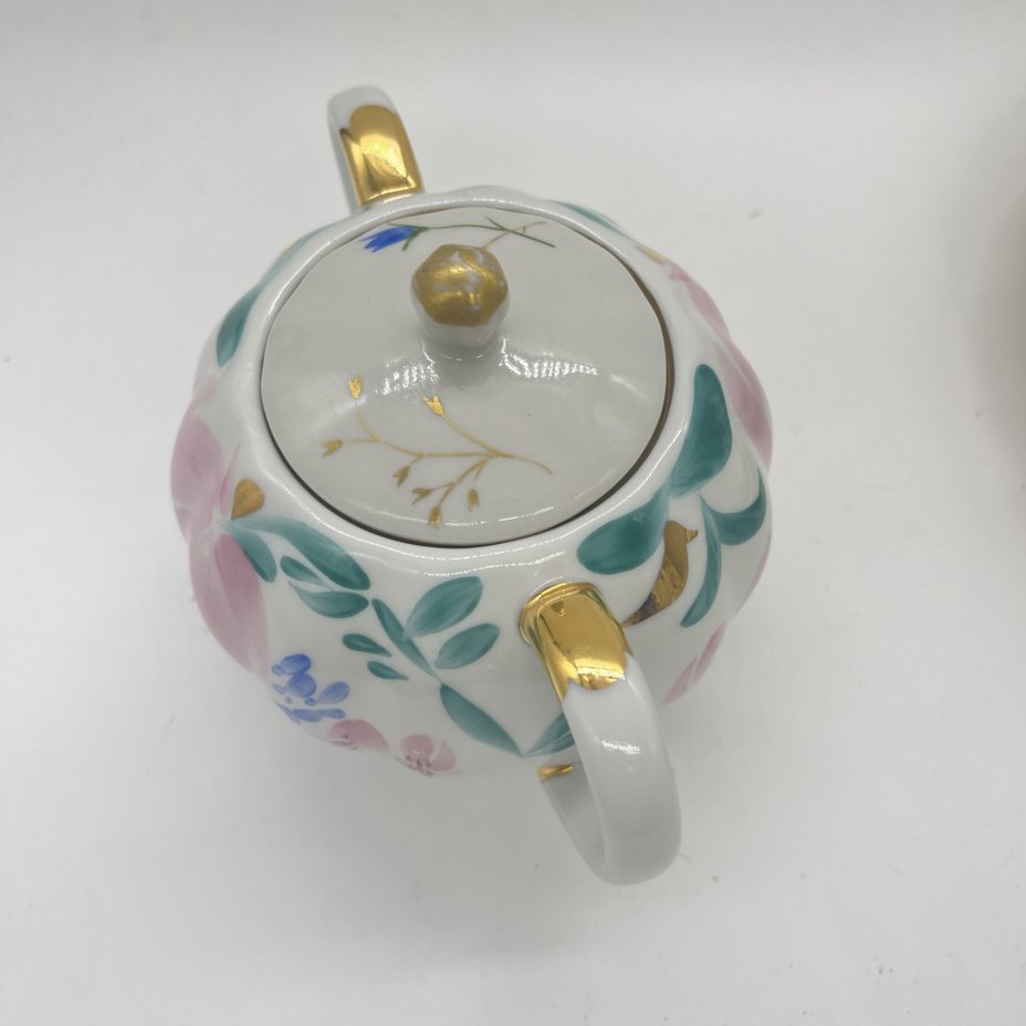 Сахарница с расписным цветочным декором (крышка в подборе!), автор формы "Тюльпан" С.Е. Яковлева, автор рисунка Л.И. Григорьева, фарфор, роспись, Ленинградский фарфоровый завод (ЛФЗ), СССР, 1970-1990 гг.