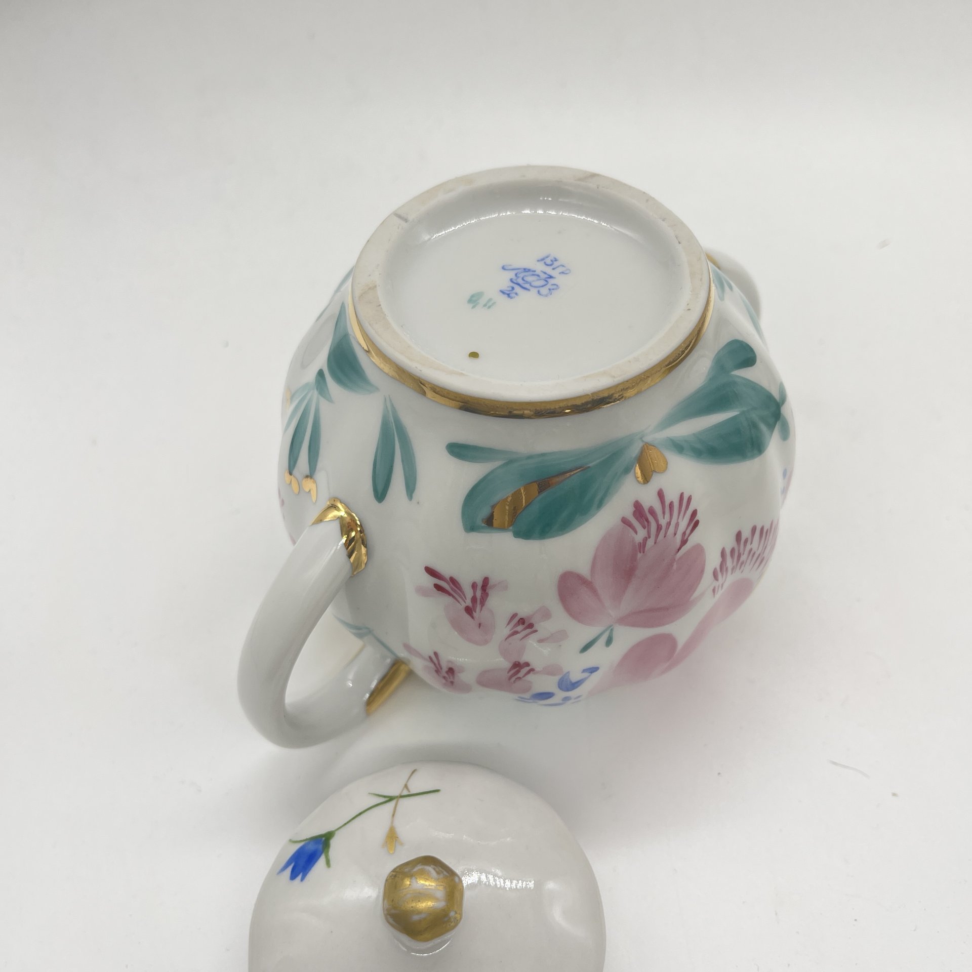 Сахарница с расписным цветочным декором (крышка в подборе!), автор формы "Тюльпан" С.Е. Яковлева, автор рисунка Л.И. Григорьева, фарфор, роспись, Ленинградский фарфоровый завод (ЛФЗ), СССР, 1970-1990 гг.