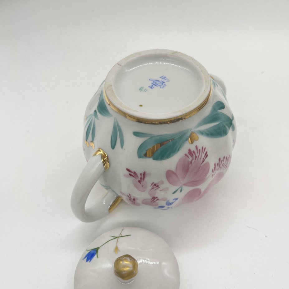 Сахарница с расписным цветочным декором (крышка в подборе!), автор формы "Тюльпан" С.Е. Яковлева, автор рисунка Л.И. Григорьева, фарфор, роспись, Ленинградский фарфоровый завод (ЛФЗ), СССР, 1970-1990 гг.