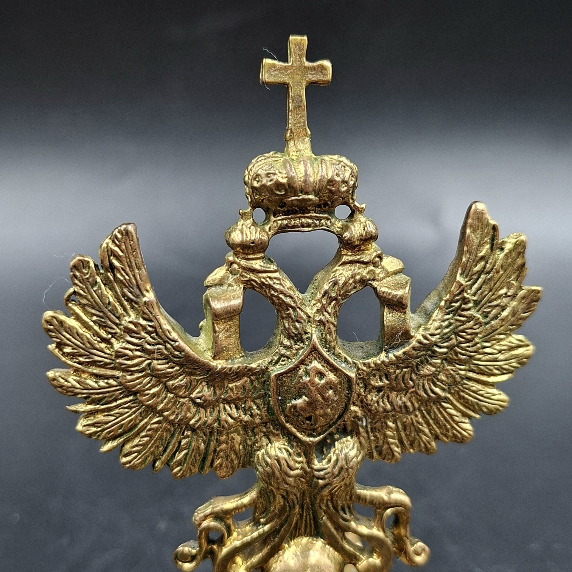 Украшение настольное (пресс-папье) в виде герба Российской Федерации, латунь, Российская Федерация, 2010-2025 гг.