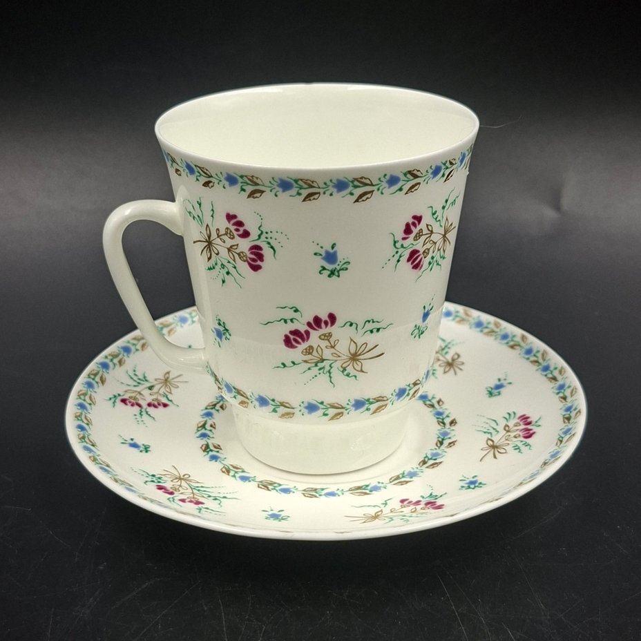 Пара кофейная с цветочным декором, форма "Майская", автор формы Э.М. Криммер, фарфор, деколь, Ленинградский фарфоровый завод (ЛФЗ), СССР, 1970-1992 гг.