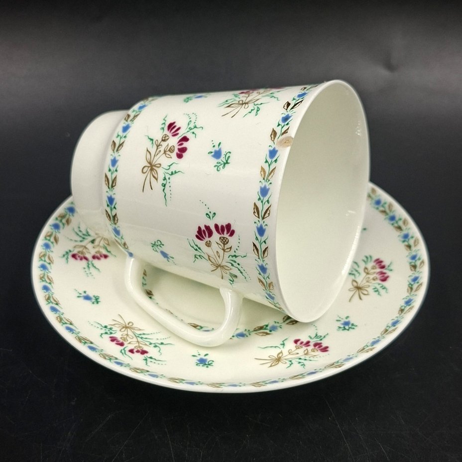 Пара кофейная с цветочным декором, форма "Майская", автор формы Э.М. Криммер, фарфор, деколь, Ленинградский фарфоровый завод (ЛФЗ), СССР, 1970-1992 гг.