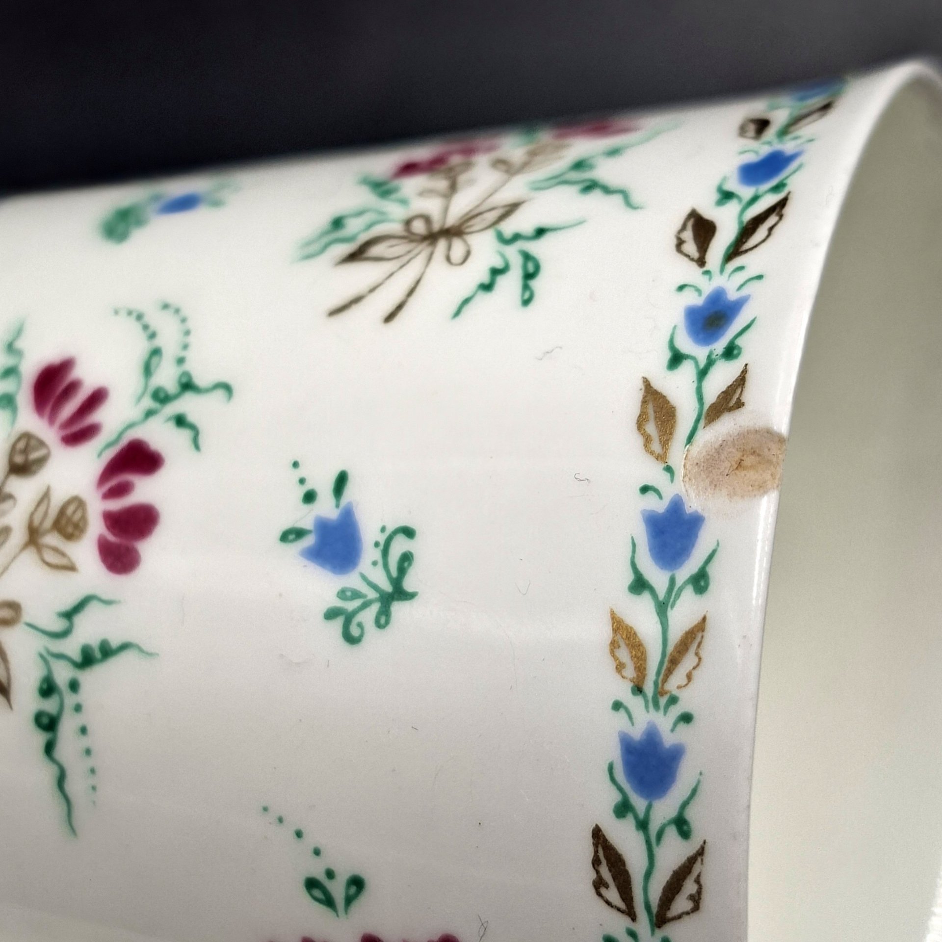 Пара кофейная с цветочным декором, форма "Майская", автор формы Э.М. Криммер, фарфор, деколь, Ленинградский фарфоровый завод (ЛФЗ), СССР, 1970-1992 гг.