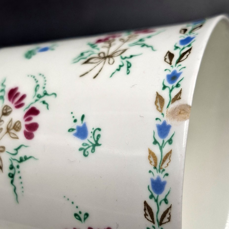 Пара кофейная с цветочным декором, форма "Майская", автор формы Э.М. Криммер, фарфор, деколь, Ленинградский фарфоровый завод (ЛФЗ), СССР, 1970-1992 гг.