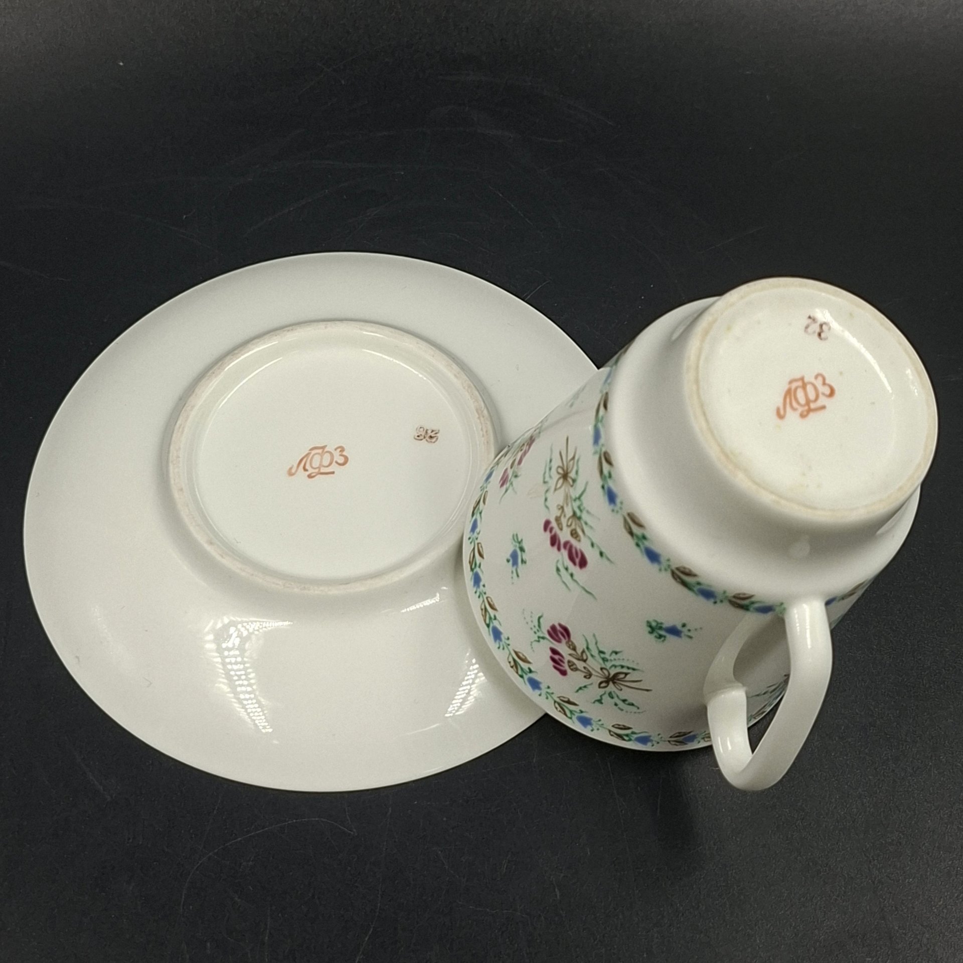 Пара кофейная с цветочным декором, форма "Майская", автор формы Э.М. Криммер, фарфор, деколь, Ленинградский фарфоровый завод (ЛФЗ), СССР, 1970-1992 гг.