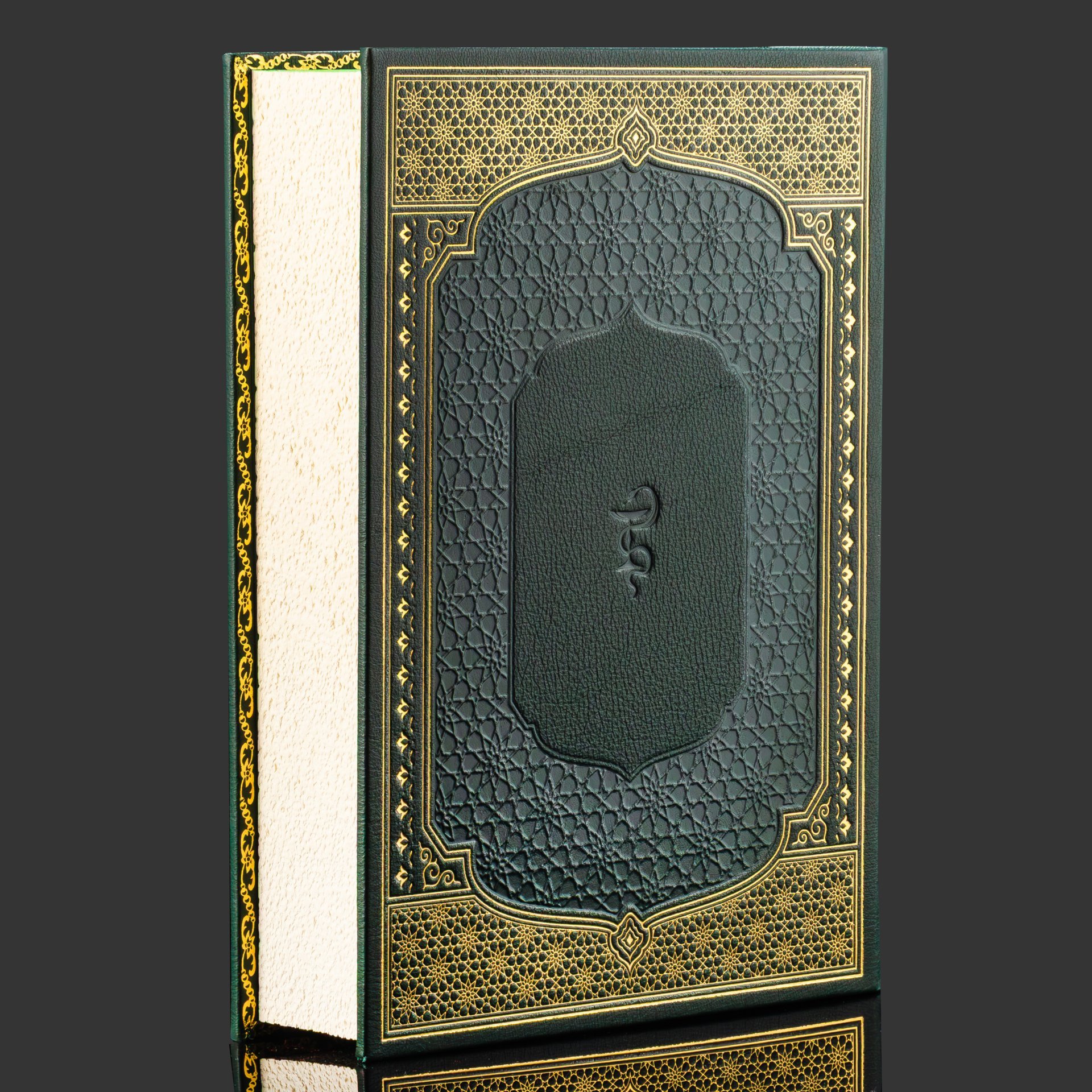 Книга в кожаном переплете "Гиппократ. Избранные книги", репринтное издание, бумага, кожаный переплет, тиснение, золочение, обрез с принтом и золочением, в кожаном футляре и бархатной подарочной упаковке, Российская Федерация, 2025 г.