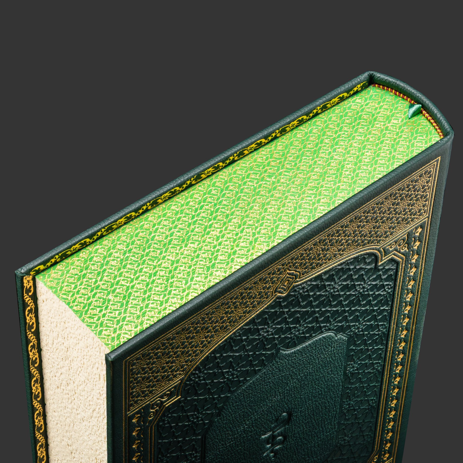 Книга в кожаном переплете "Гиппократ. Избранные книги", репринтное издание, бумага, кожаный переплет, тиснение, золочение, обрез с принтом и золочением, в кожаном футляре и бархатной подарочной упаковке