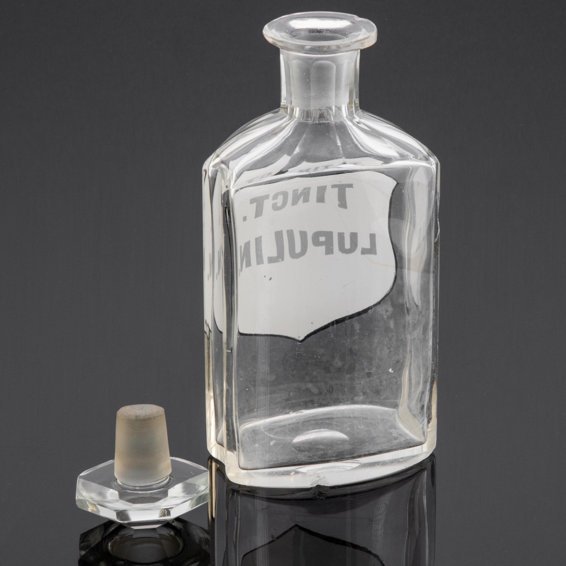 Бутылка (флакон) с надписью в щитке "Tinct. lupulin" (настойка шишек хмеля)