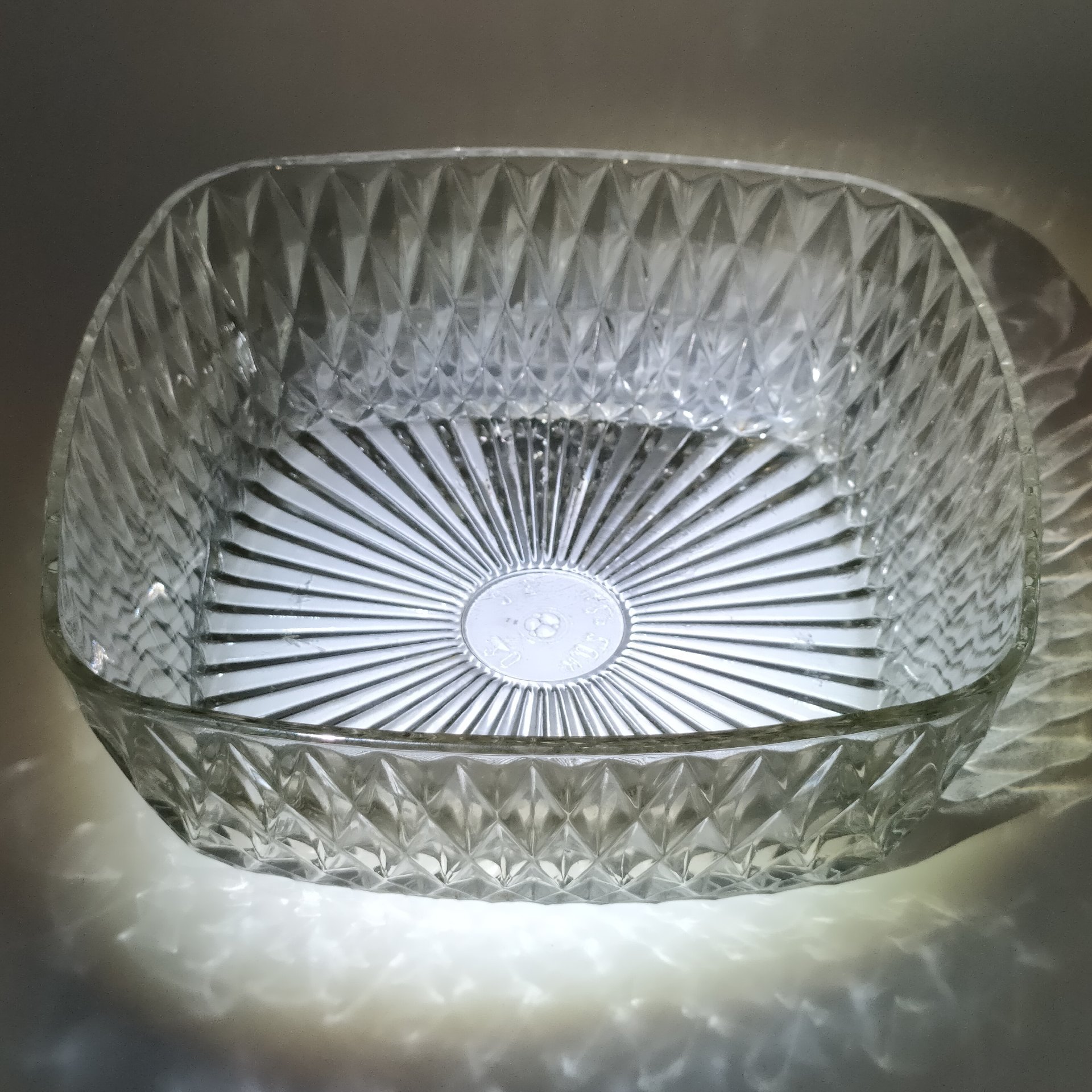 Салатник (фруктовница) с рельефным декором, стекло, пресс, Уршельский стеклозавод имени 10-й годовщины Октября, СССР, 1963-1983 гг.