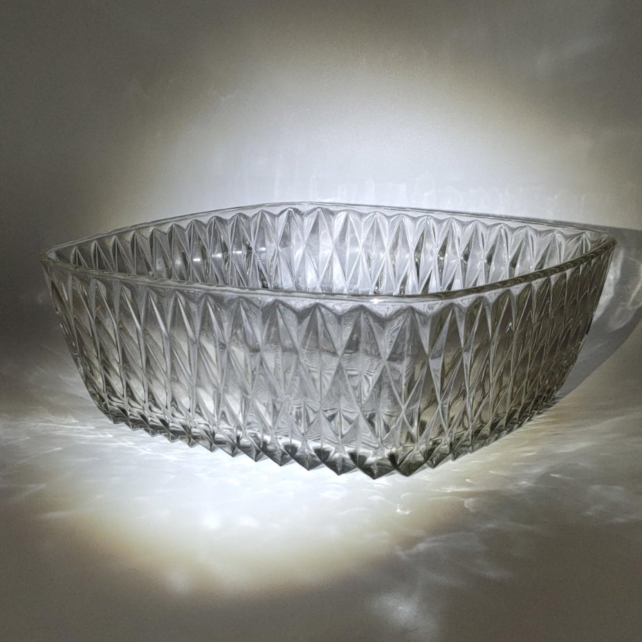 Салатник (фруктовница) с рельефным декором, стекло, пресс, Уршельский стеклозавод имени 10-й годовщины Октября, СССР, 1963-1983 гг.