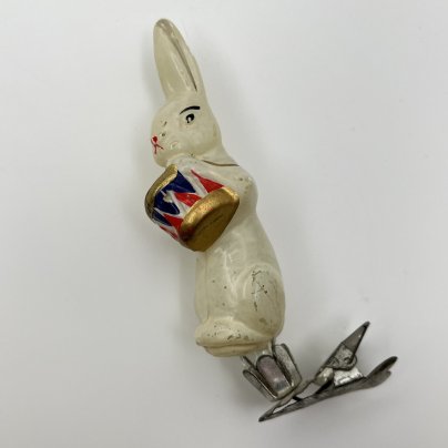 Игрушка елочная на прищепке "Заяц с барабаном", стекло, роспись, металл, Завод стеклянных ёлочных украшений и оптических изделий, г. Москва, СССР, 1950-1960 гг.