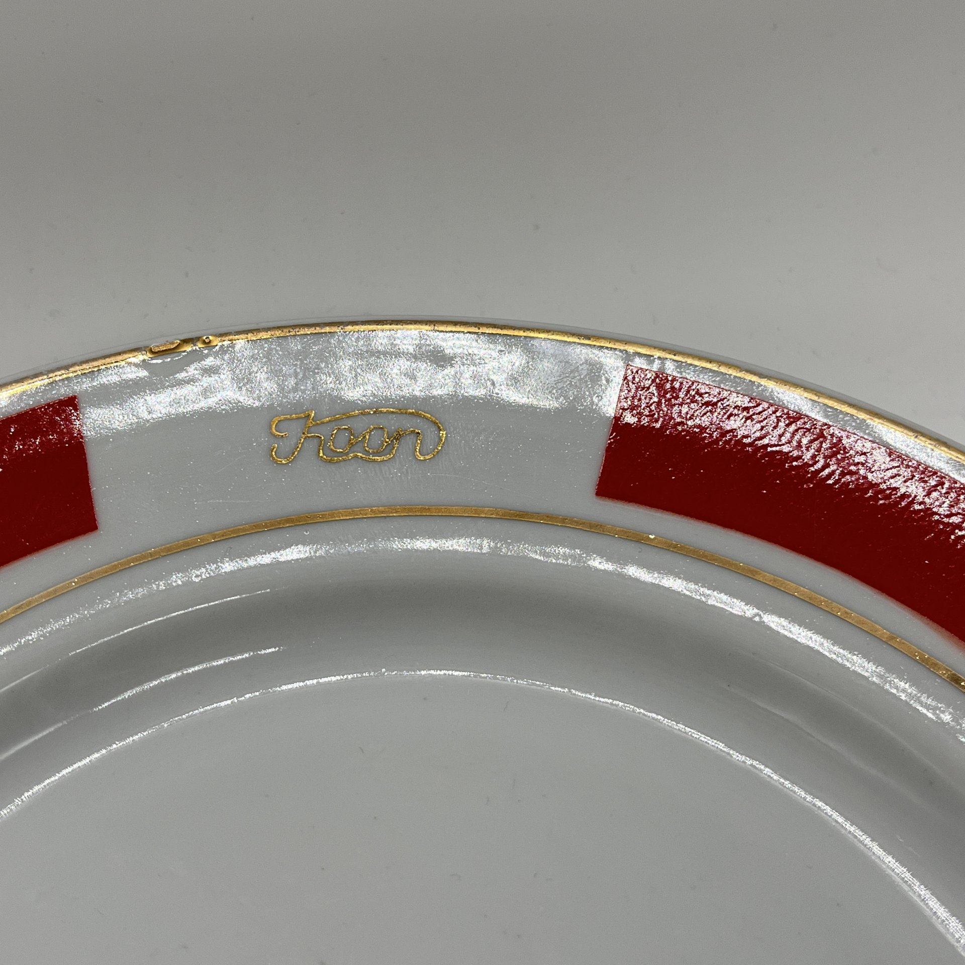 Набор из 4 обеденных тарелок с лаконичным геометрическим декором, фарфор, деколь, золочение, Октябрьский фарфорово-фаянсовый завод, СССР, 1964-1991 гг.