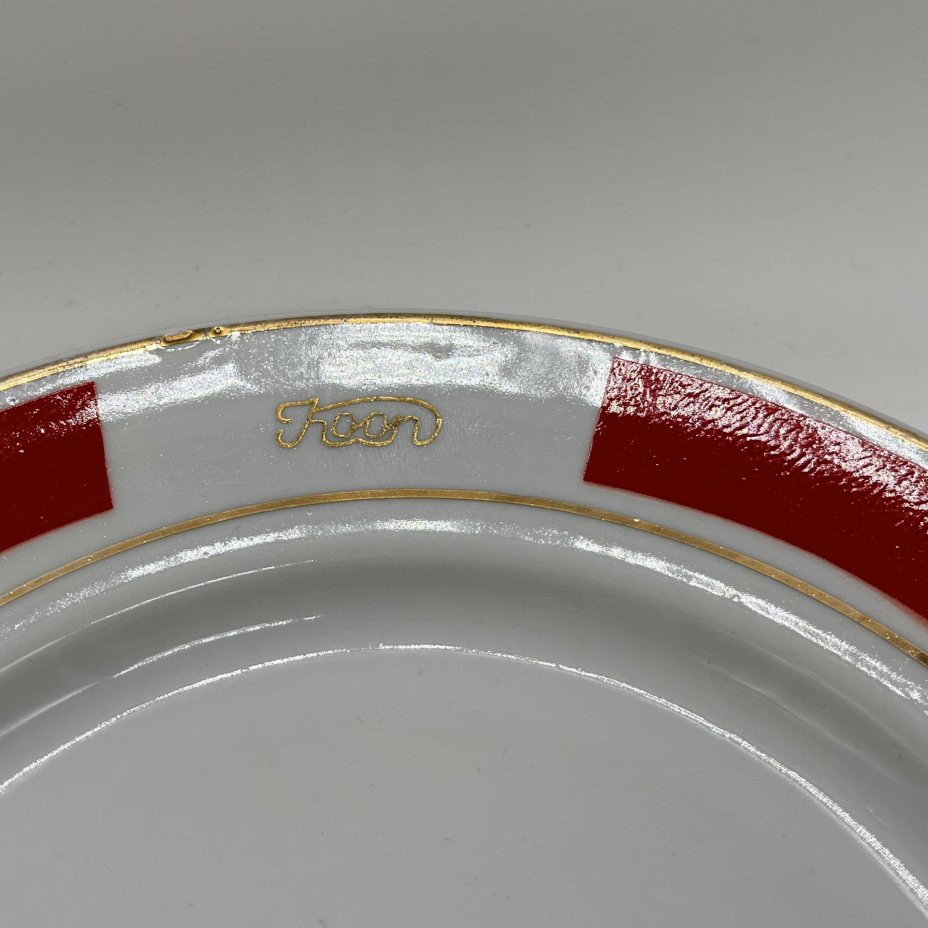 Набор из 4 обеденных тарелок с лаконичным геометрическим декором, фарфор, деколь, золочение, Октябрьский фарфорово-фаянсовый завод, СССР, 1964-1991 гг.