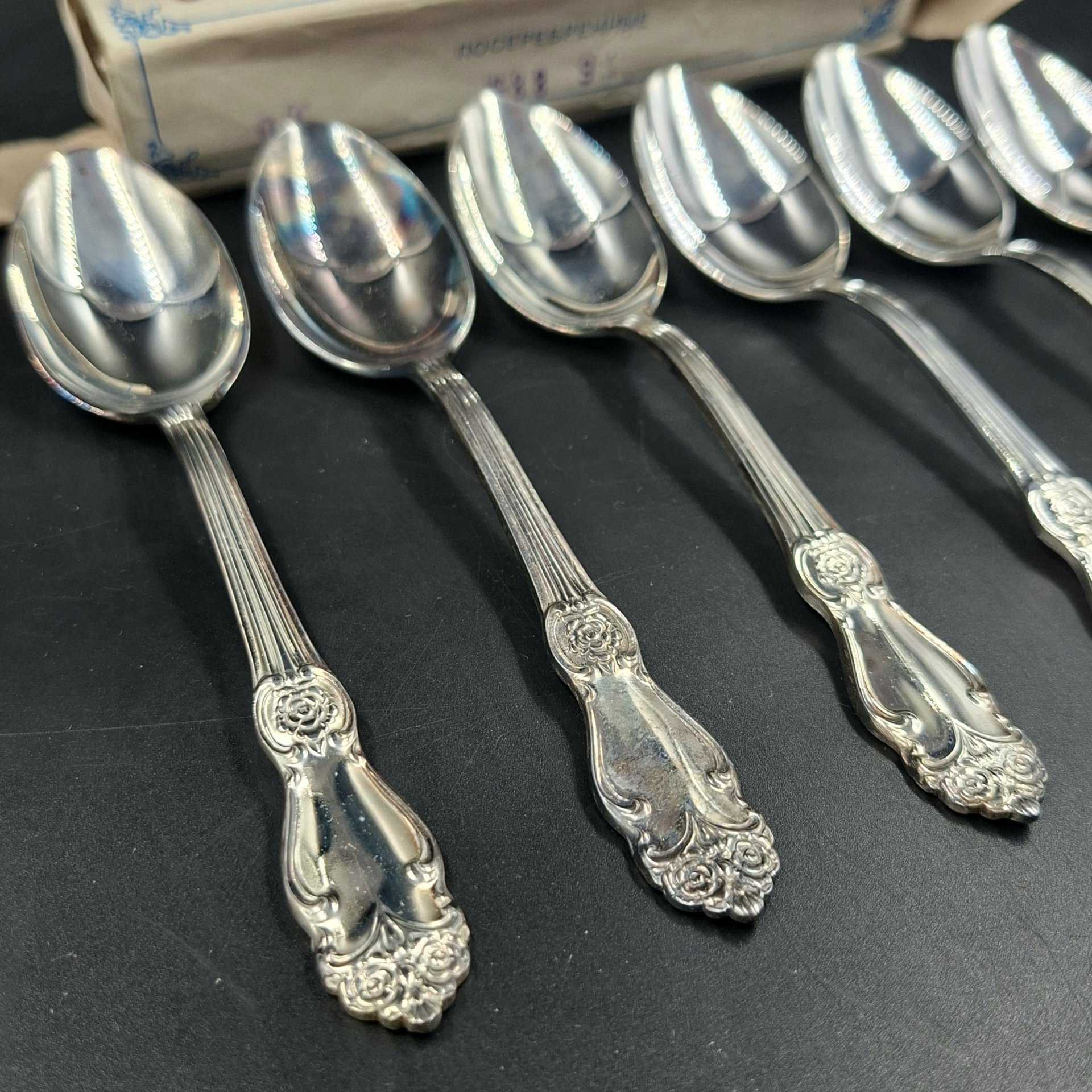 Набор из шести чайных ложек с орнаментальным декором в коробке, мНЦ (медь-никель-цинк), Кольчугинский завод цветных металлов, СССР, 1970-1990 гг.