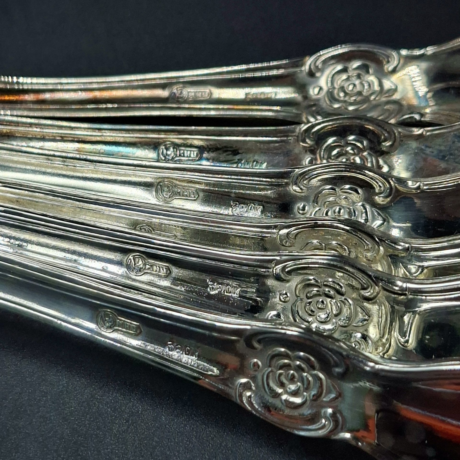 Набор из шести чайных ложек с орнаментальным декором в коробке, мНЦ (медь-никель-цинк), Кольчугинский завод цветных металлов, СССР, 1970-1990 гг.