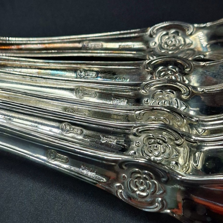 Набор из шести чайных ложек с орнаментальным декором в коробке, мНЦ (медь-никель-цинк), Кольчугинский завод цветных металлов, СССР, 1970-1990 гг.