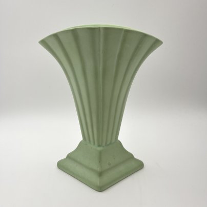 Ваза светло-зеленого оттенка в стиле ар-деко, фаянс, крытье, Европа, 1950-1970 гг.