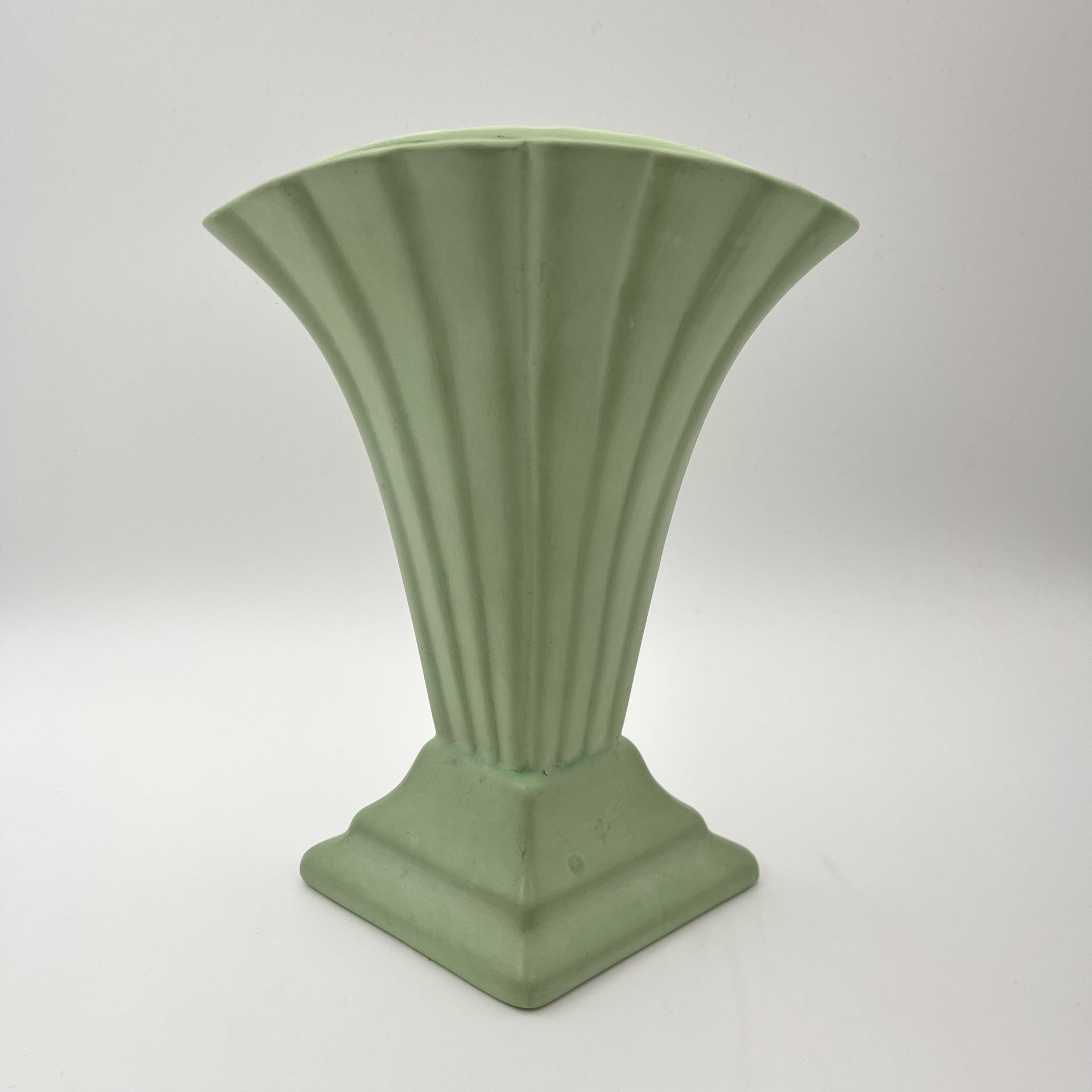Ваза светло-зеленого оттенка в стиле ар-деко, фаянс, крытье, Европа, 1950-1970 гг.