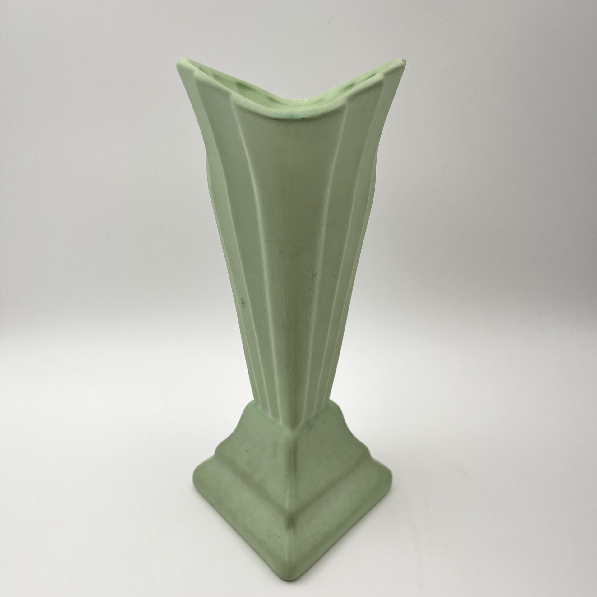 Ваза светло-зеленого оттенка в стиле ар-деко, фаянс, крытье, Европа, 1950-1970 гг.