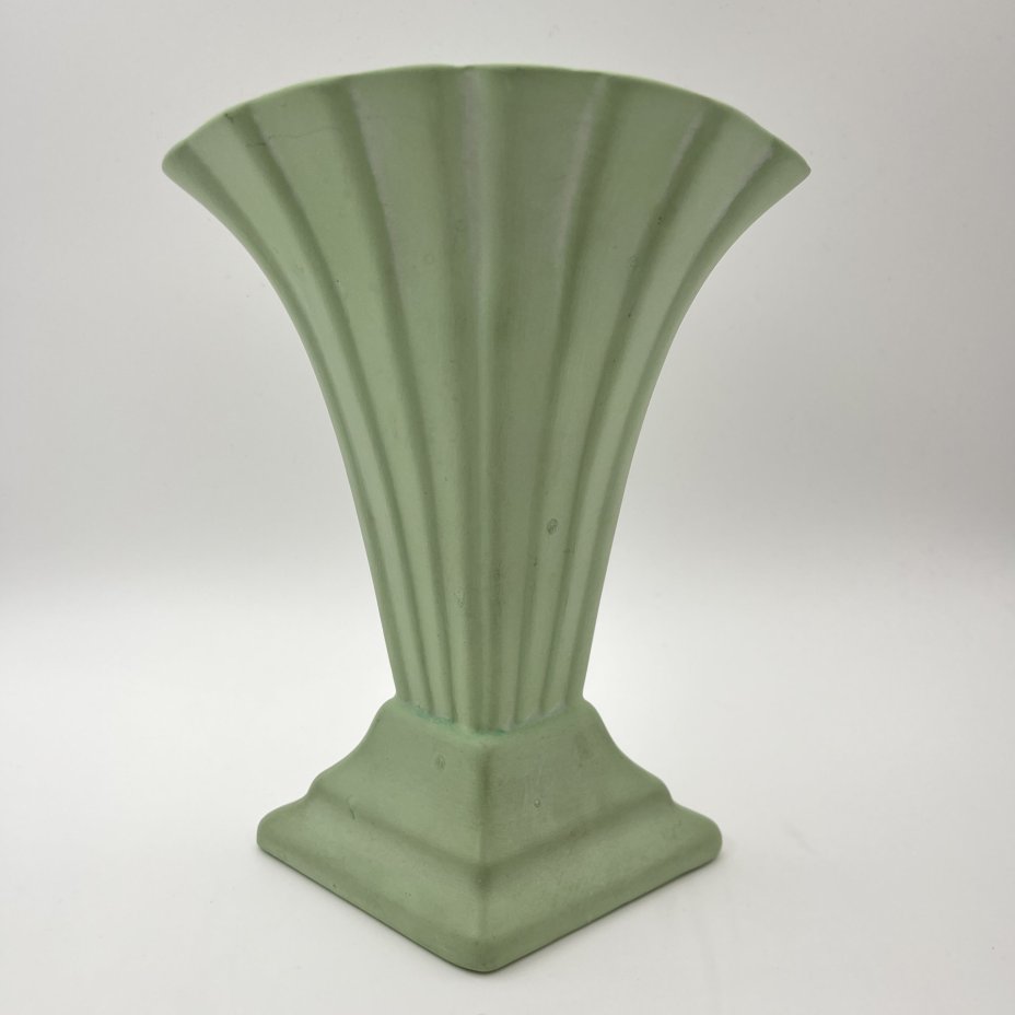 Ваза светло-зеленого оттенка в стиле ар-деко