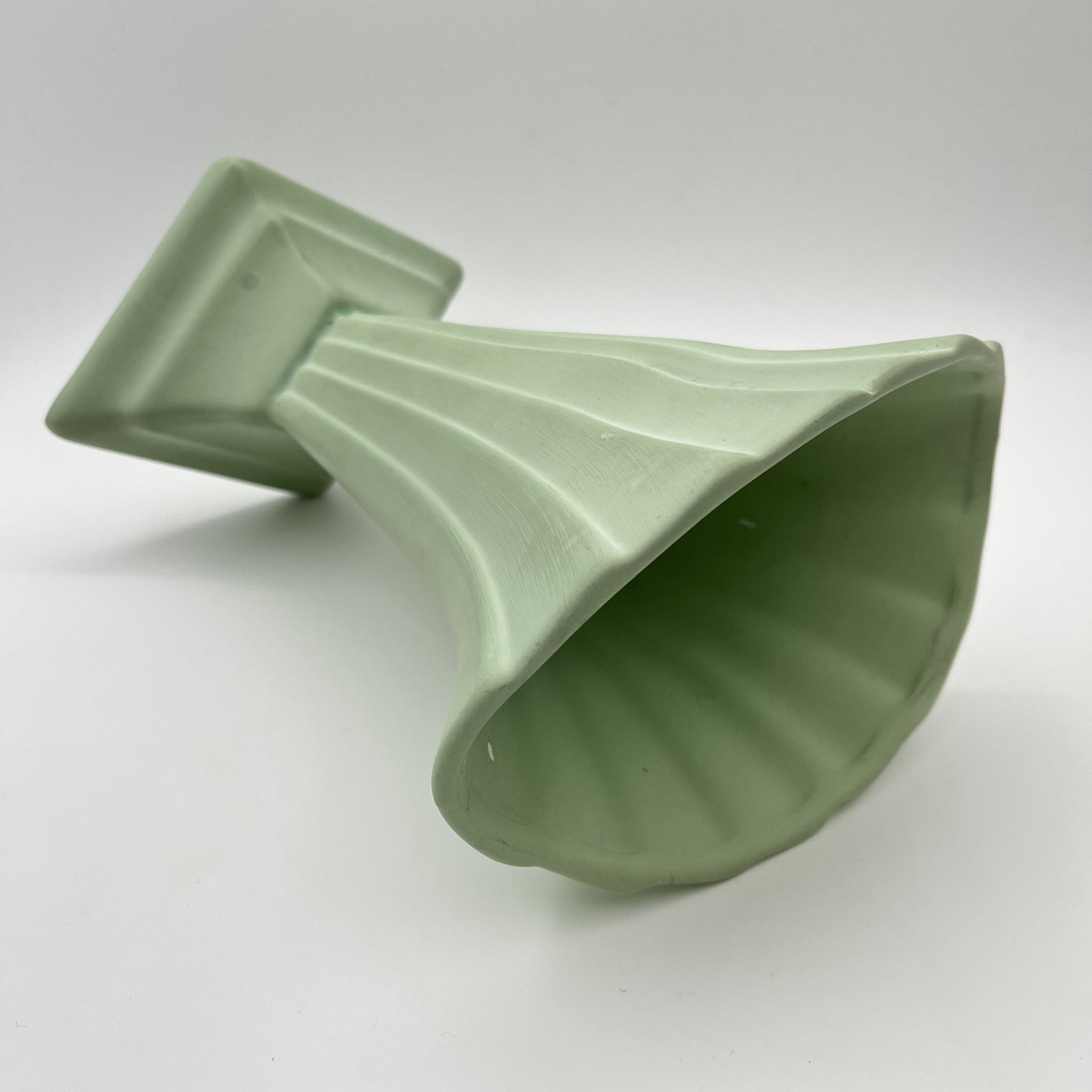 Ваза светло-зеленого оттенка в стиле ар-деко, фаянс, крытье, Европа, 1950-1970 гг.