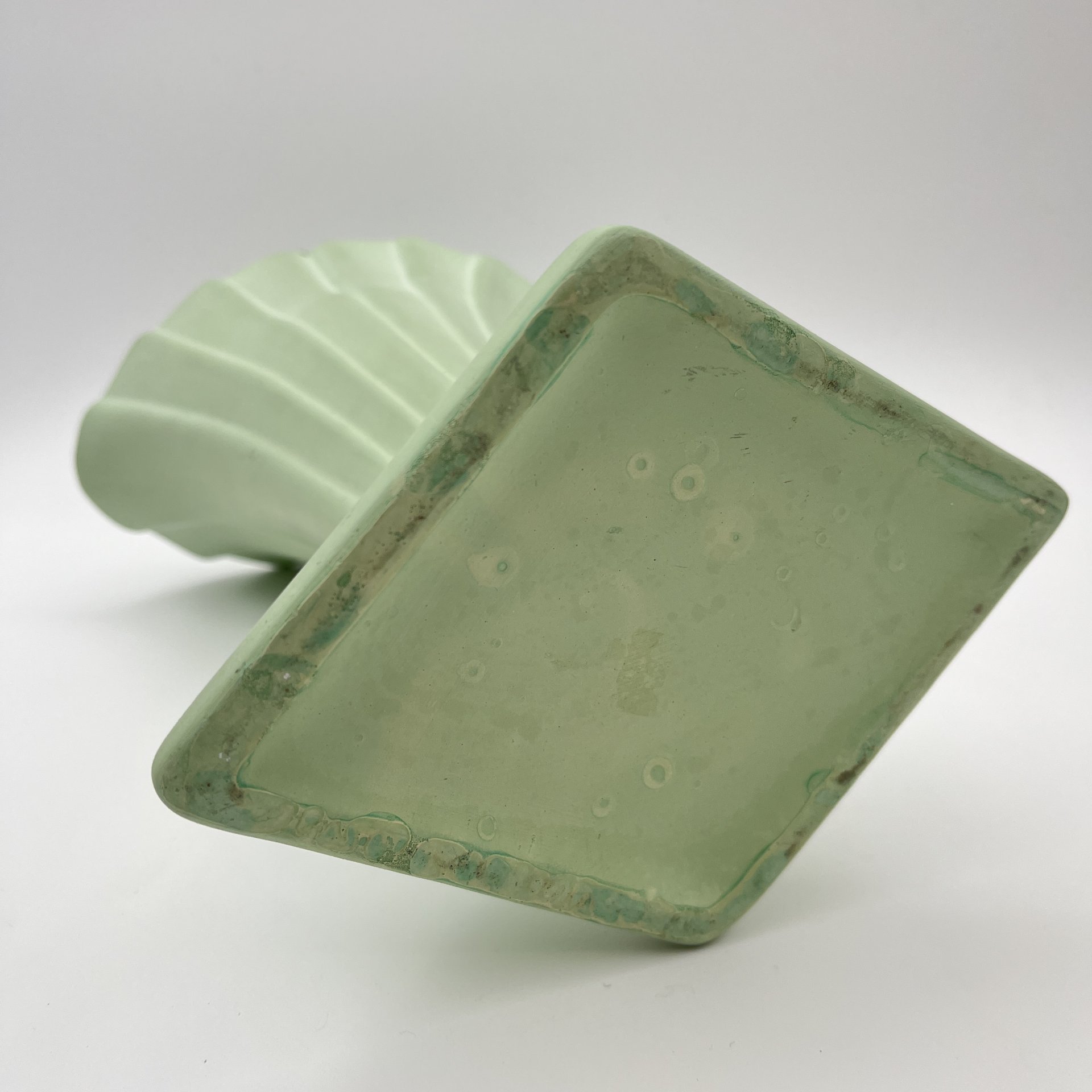 Ваза светло-зеленого оттенка в стиле ар-деко, фаянс, крытье, Европа, 1950-1970 гг.