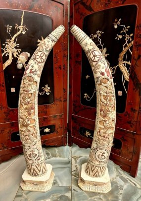 Скульптурная композиция в виде парных бивней, декорированных изображением драконов, играющих с огненной жемчужиной в облаках, кость, гравировка по кости с подкраской, мозаичная техника, Япония, 1890-1930 гг.