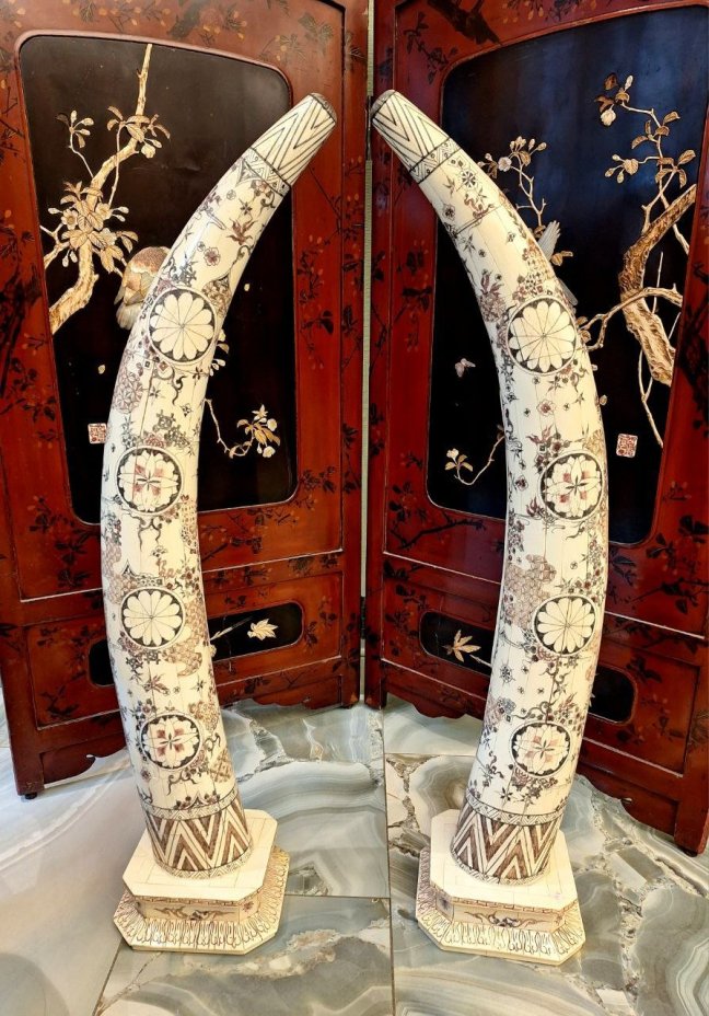 Скульптурная композиция в виде парных бивней, декорированных изображением драконов, играющих с огненной жемчужиной в облаках