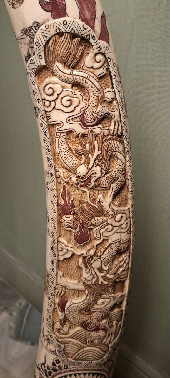 Скульптурная композиция в виде парных бивней, декорированных изображением драконов, играющих с огненной жемчужиной в облаках, кость, гравировка по кости с подкраской, мозаичная техника, Япония, 1890-1930 гг.