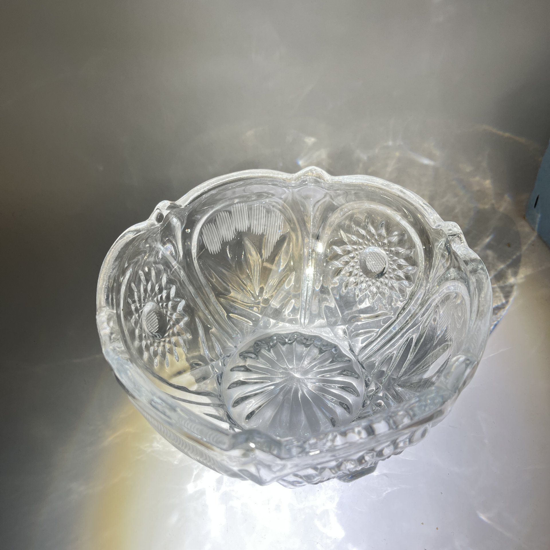 Салатник круглой формы с растительным и геометрическим декором, стекло, пресс, алмазная грань, СССР, 1970-1990 гг.