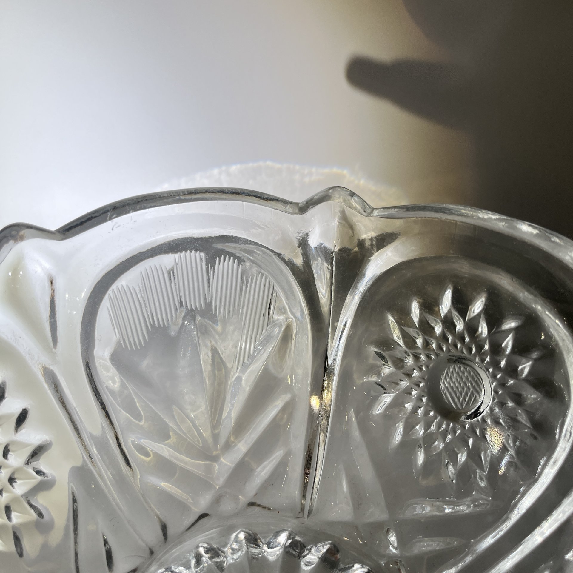 Салатник круглой формы с растительным и геометрическим декором, стекло, пресс, алмазная грань, СССР, 1970-1990 гг.