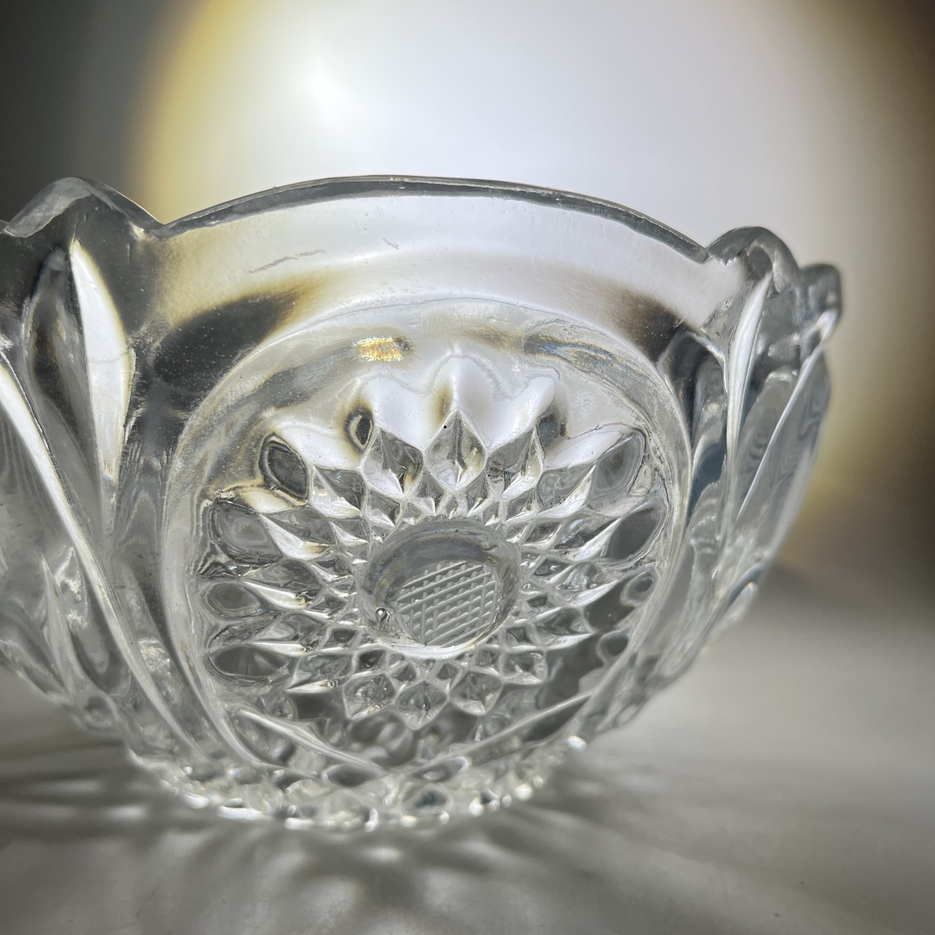 Салатник круглой формы с растительным и геометрическим декором, стекло, пресс, алмазная грань, СССР, 1970-1990 гг.