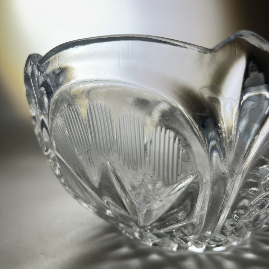 Салатник круглой формы с растительным и геометрическим декором