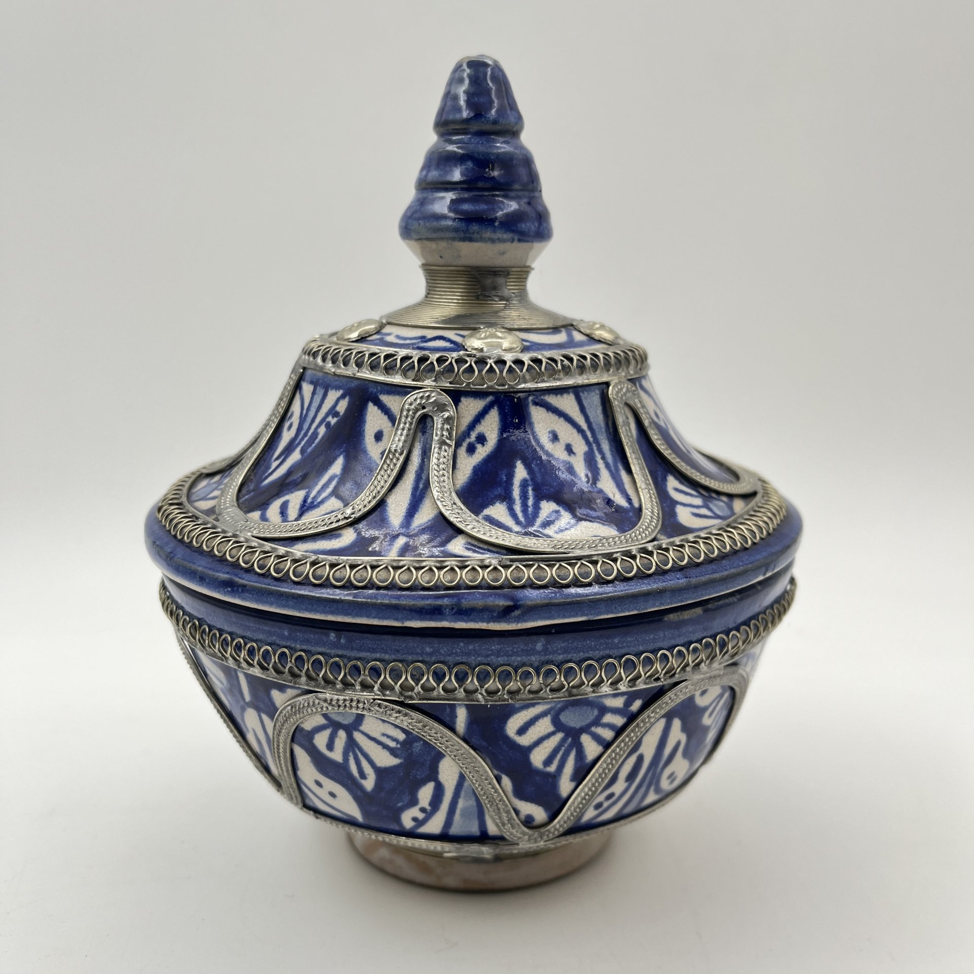 Шкатулка, украшенная орнаментом и металлической оплеткой, керамика, металл, Европа, 1970-1990 гг.