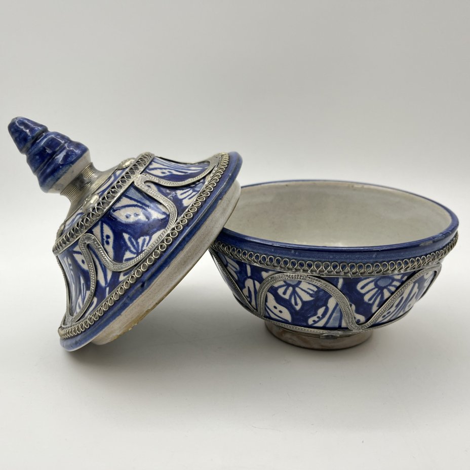 Шкатулка, украшенная орнаментом и металлической оплеткой