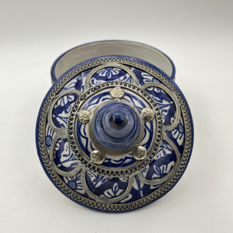 Шкатулка, украшенная орнаментом и металлической оплеткой